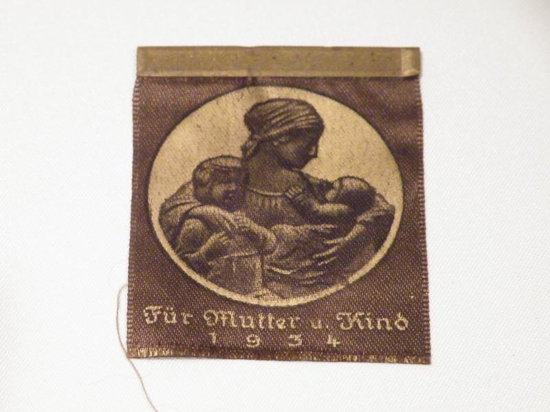 1934 German für Mutter und Kind Badge
