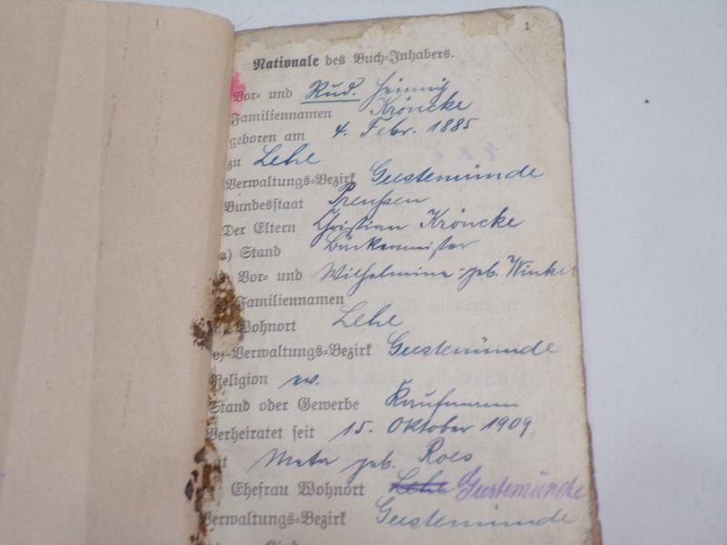 WW1 Iron Cross, Service Book and Bar.
